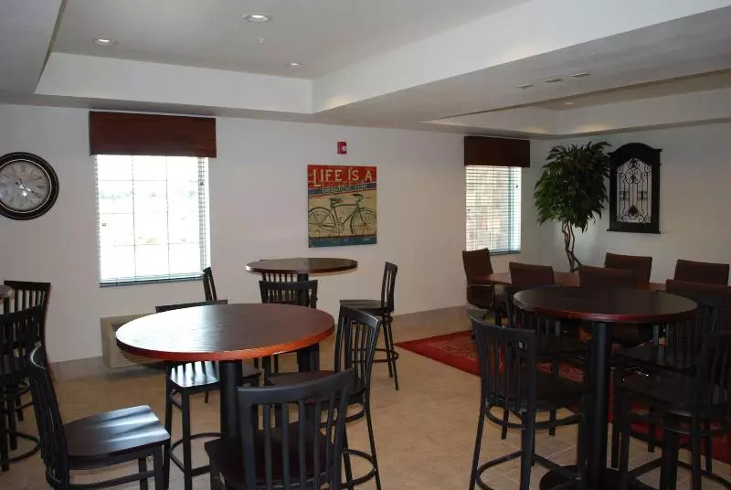 هتل Landmark Suites Williston