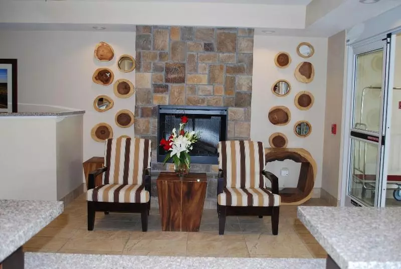 هتل Landmark Suites Williston