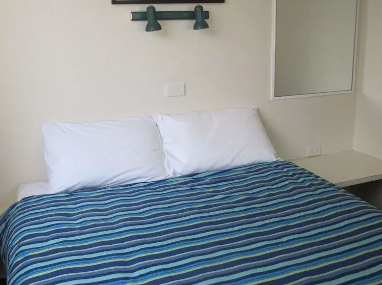 هتل Melaleuca Caravan Park