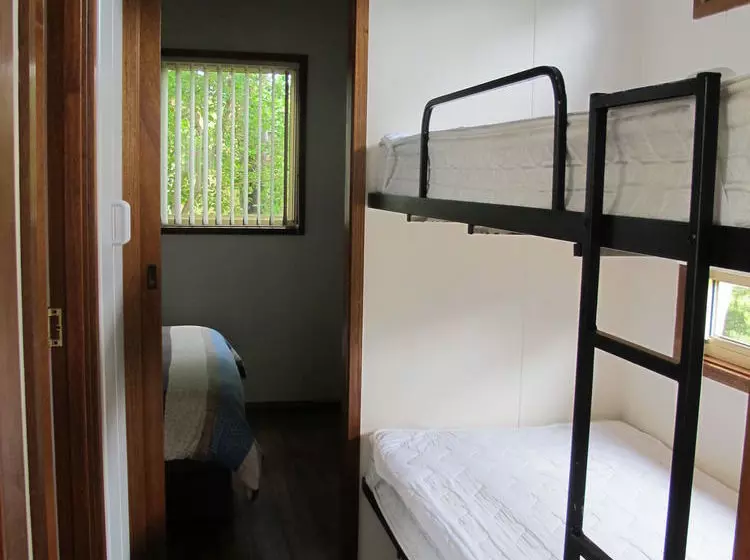 هتل Melaleuca Caravan Park