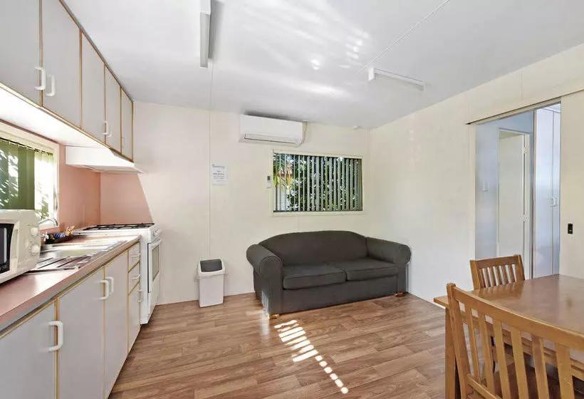 هتل Melaleuca Caravan Park