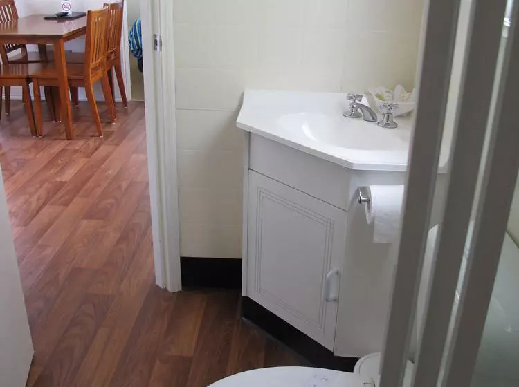 هتل Melaleuca Caravan Park