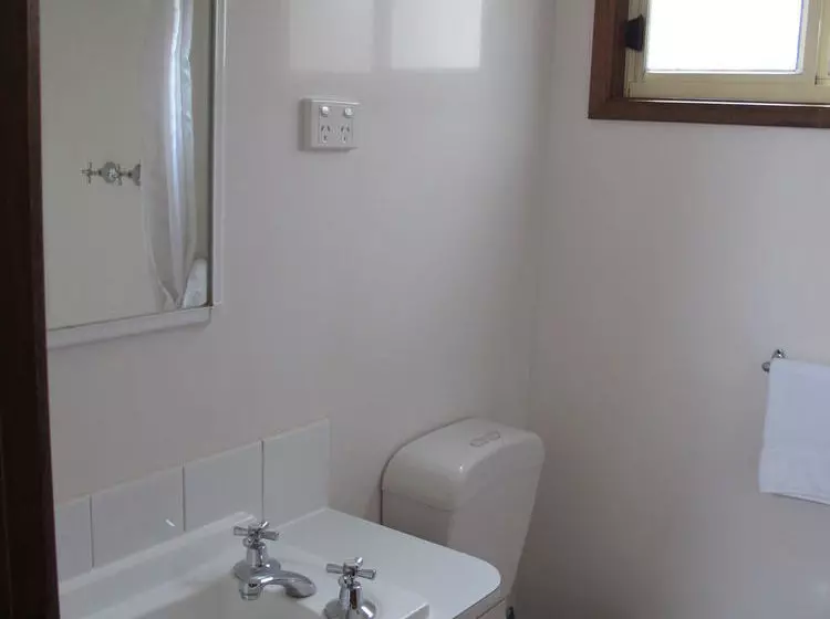 هتل Melaleuca Caravan Park