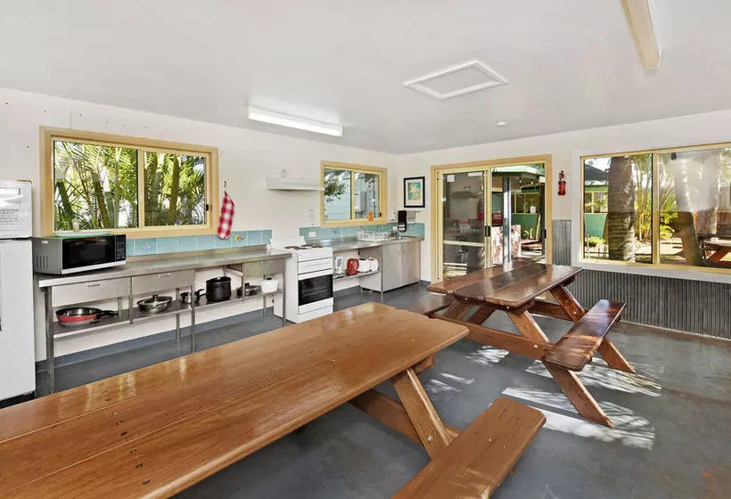 هتل Melaleuca Caravan Park