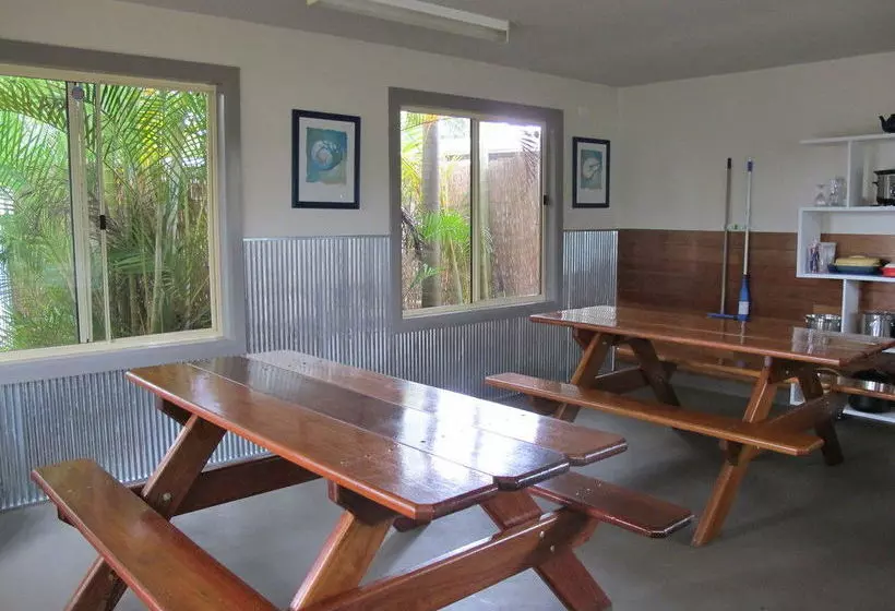 هتل Melaleuca Caravan Park