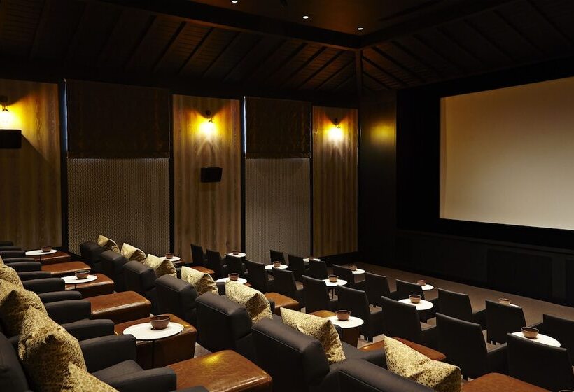 هتل The Island House