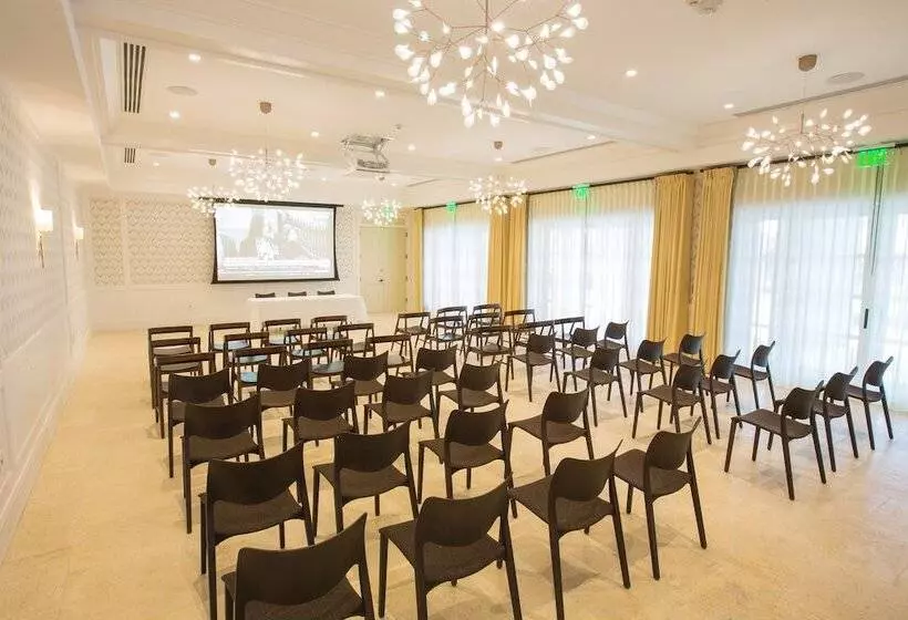 هتل The Island House