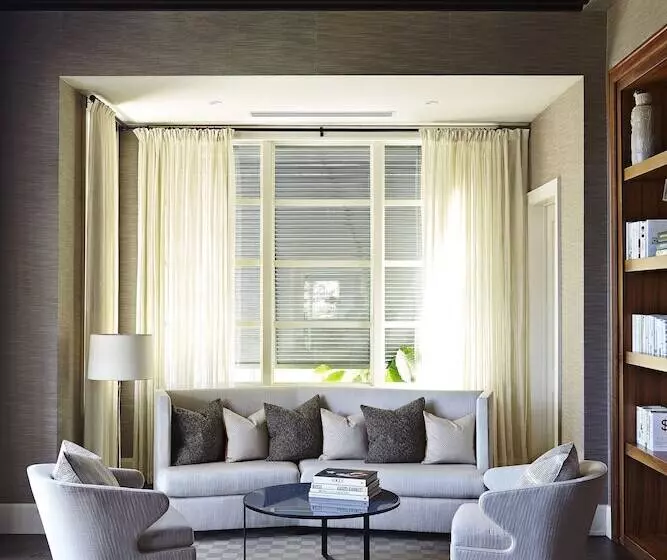 هتل The Island House