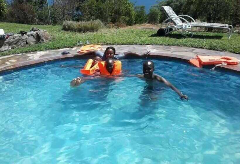 هتل Zimre Lodge And Houseboats