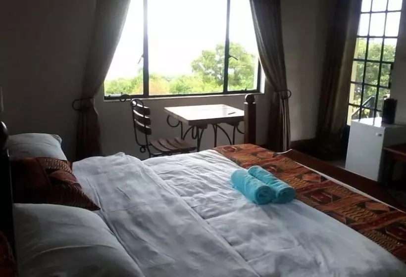 هتل Zimre Lodge And Houseboats
