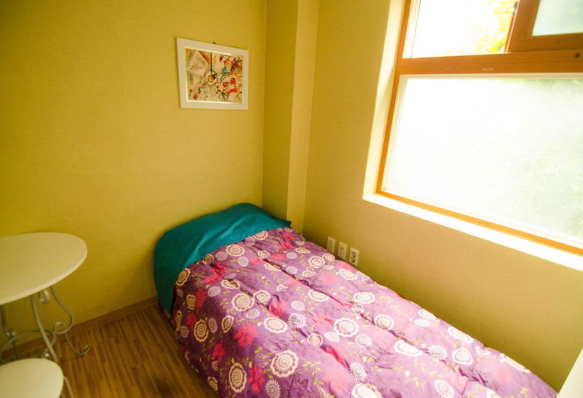 Kimchee Sinchon Guesthouse  Hostel