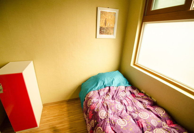 Kimchee Sinchon Guesthouse  Hostel