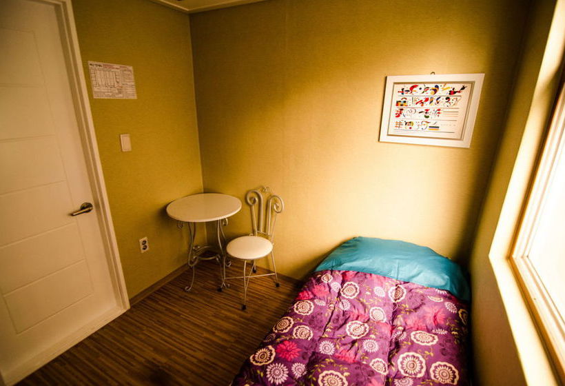 Kimchee Sinchon Guesthouse  Hostel