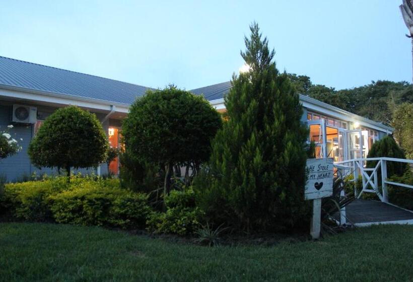 ペンション Nauntons Guest House