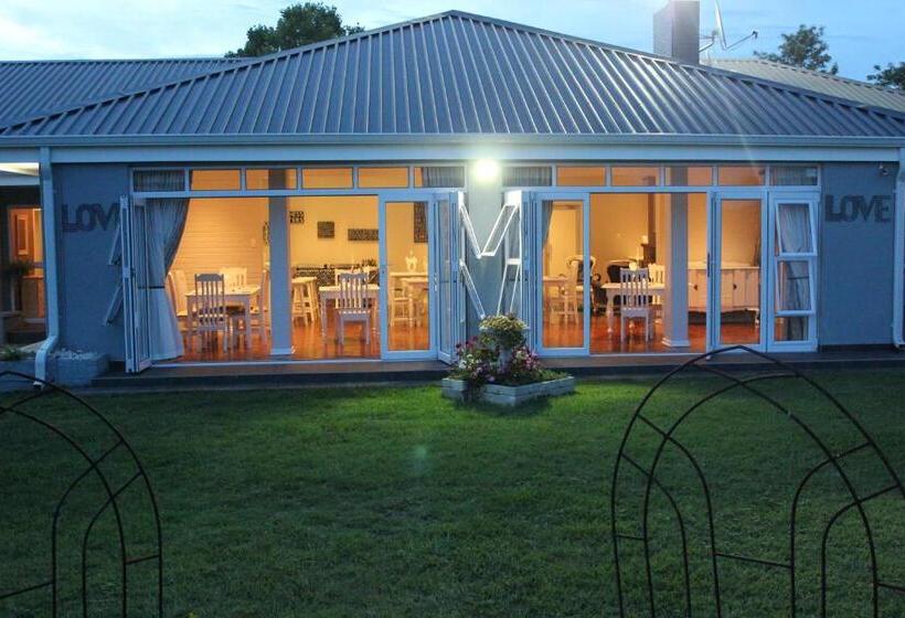 ペンション Nauntons Guest House