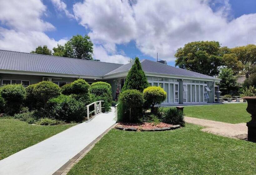 ペンション Nauntons Guest House