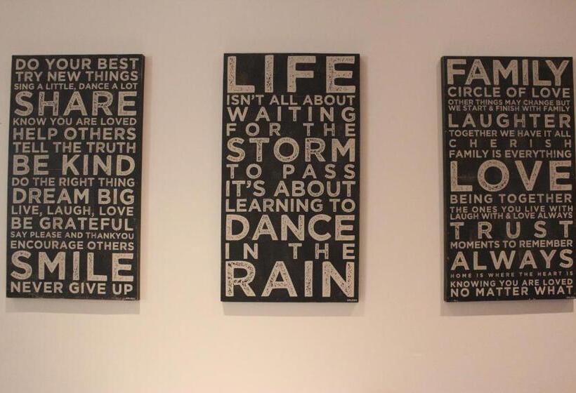 ペンション Nauntons Guest House