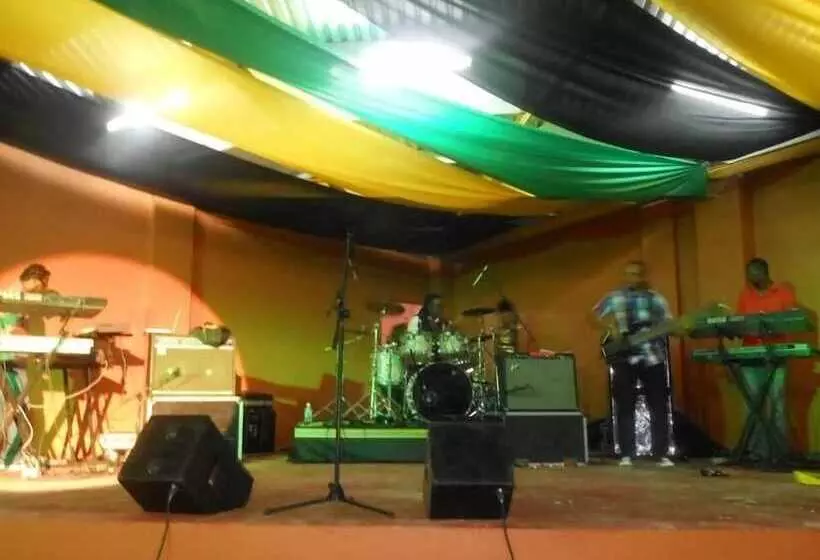 استراحتگاه Donway, A Jamaican Style Village
