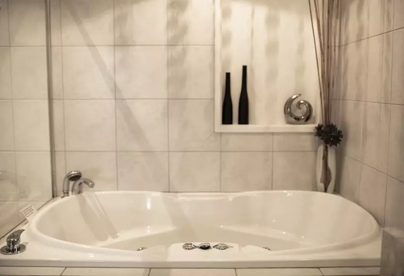 Hilltop Apartments Phillip Island   Adults Only