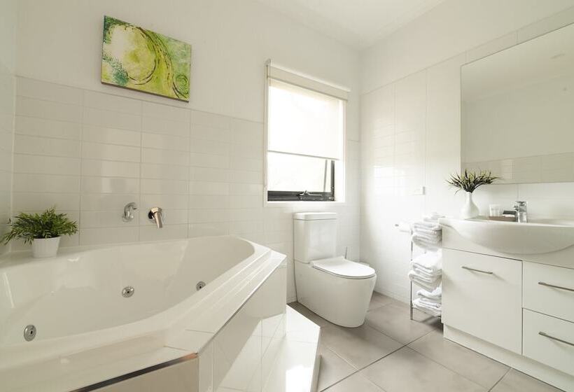 Hilltop Apartments Phillip Island   Adults Only