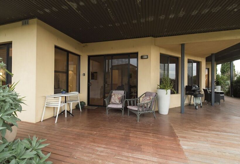 Hilltop Apartments Phillip Island   Adults Only