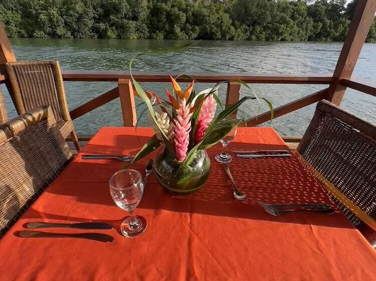 هتل Mg Cocomo Resort Vanuatu