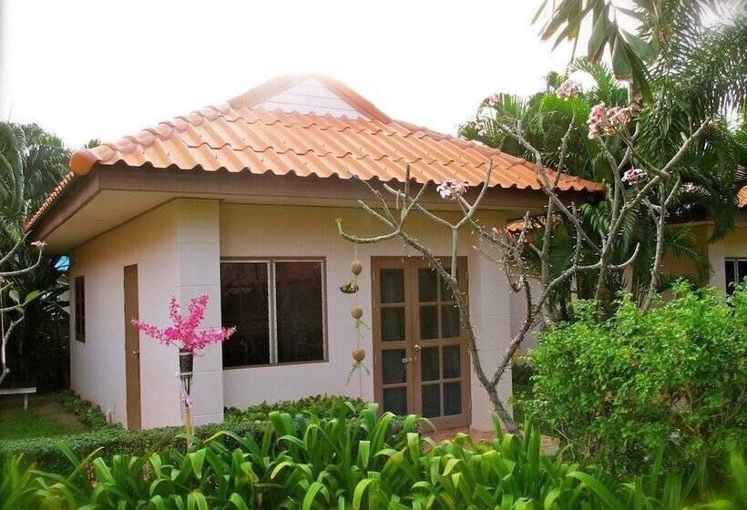 Отель Baan Yusabai