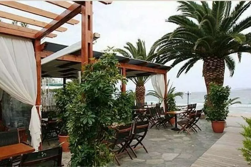 Triton Hotel & Bungalows