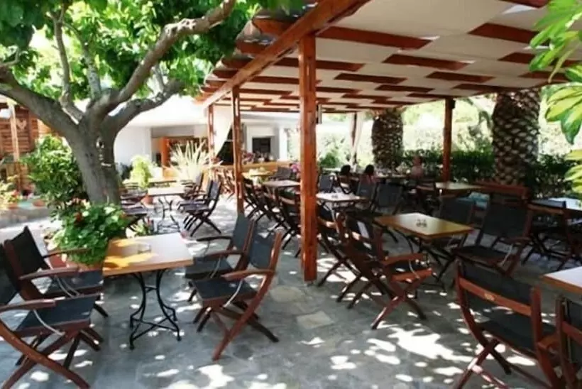 Triton Hotel & Bungalows