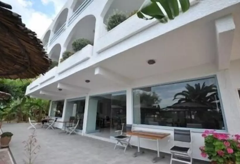 Triton Hotel & Bungalows