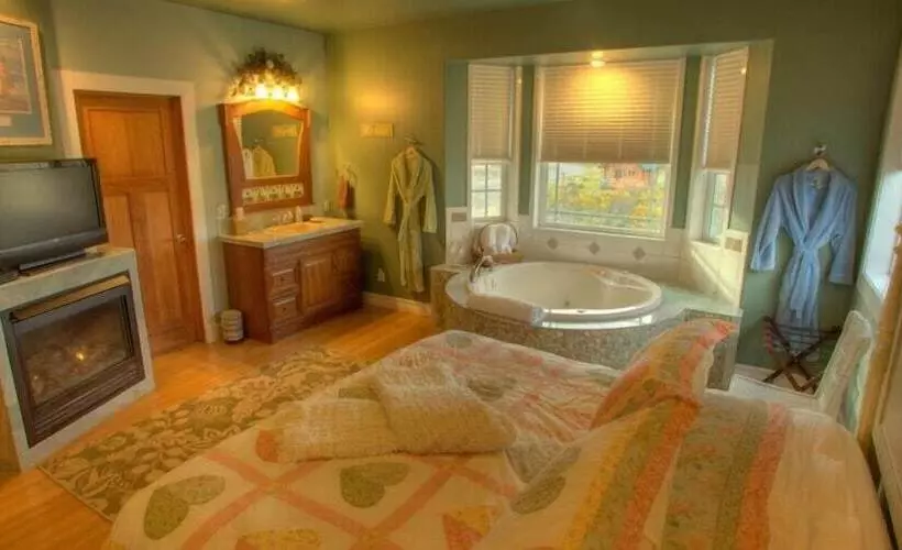 مبيت وإفطار The Collins Inn And Seaside Cottages   Adults Only