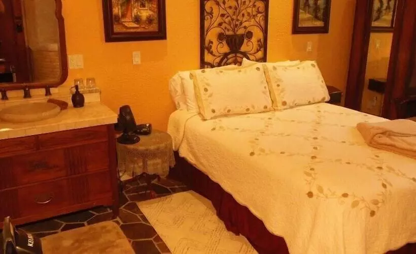 مبيت وإفطار The Collins Inn And Seaside Cottages   Adults Only