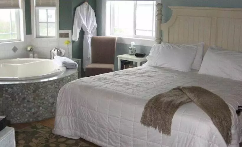 مبيت وإفطار The Collins Inn And Seaside Cottages   Adults Only
