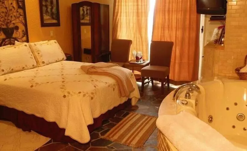 مبيت وإفطار The Collins Inn And Seaside Cottages   Adults Only