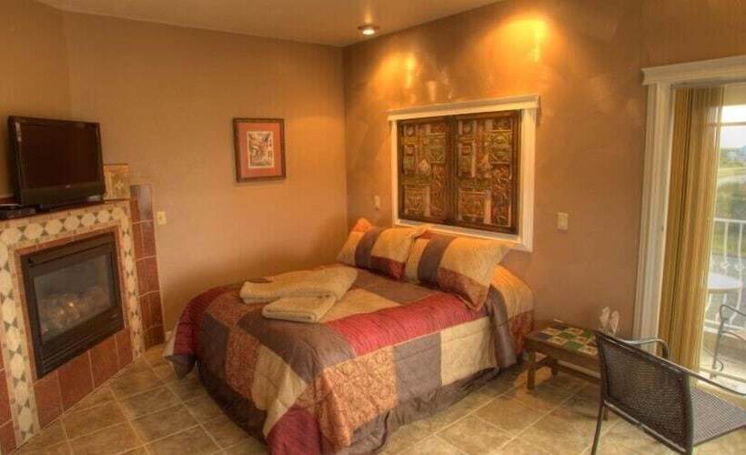 مبيت وإفطار The Collins Inn And Seaside Cottages   Adults Only