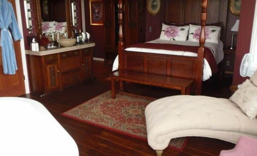 مبيت وإفطار The Collins Inn And Seaside Cottages   Adults Only