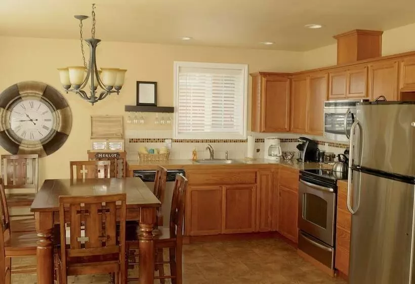 مبيت وإفطار The Collins Inn And Seaside Cottages   Adults Only