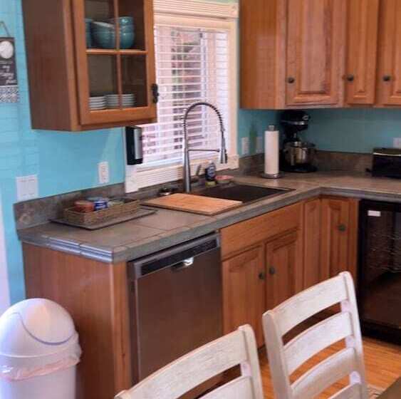 مبيت وإفطار The Collins Inn And Seaside Cottages   Adults Only