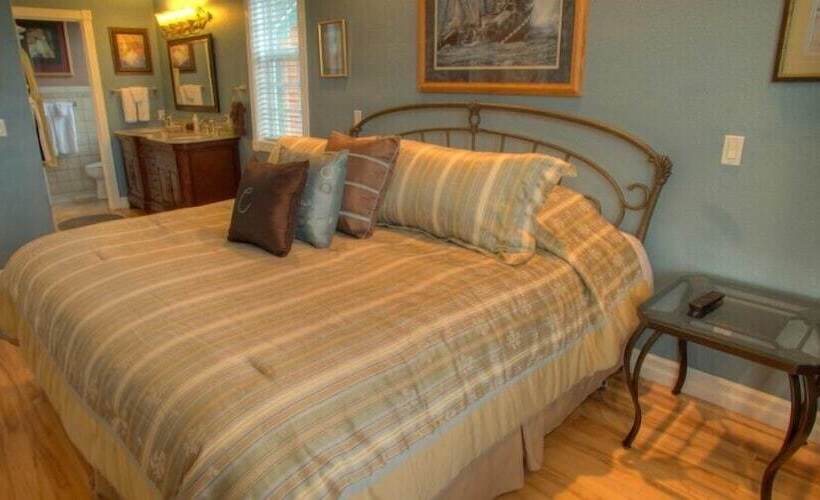 مبيت وإفطار The Collins Inn And Seaside Cottages   Adults Only