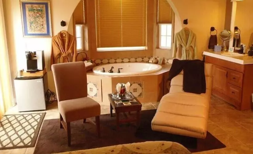 مبيت وإفطار The Collins Inn And Seaside Cottages   Adults Only