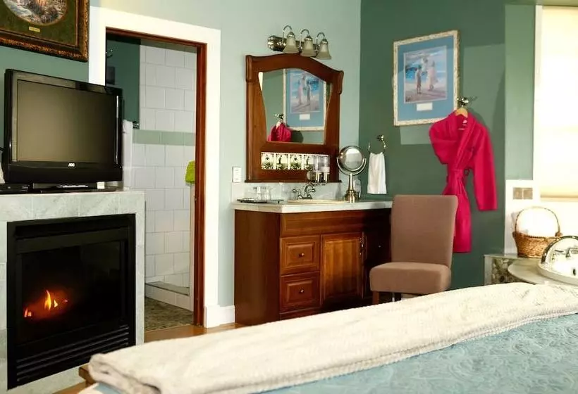 مبيت وإفطار The Collins Inn And Seaside Cottages   Adults Only