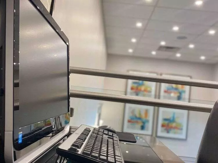 酒店 Adam S Airport Inn