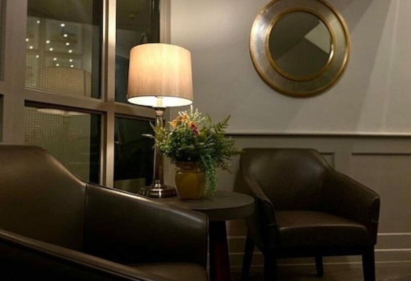 فندق Adam S Airport Inn