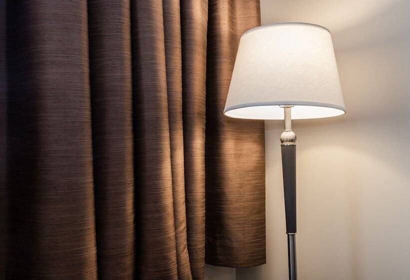 فندق Adam S Airport Inn