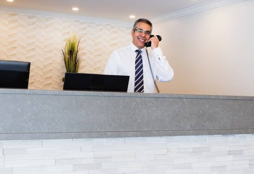 فندق Adam S Airport Inn