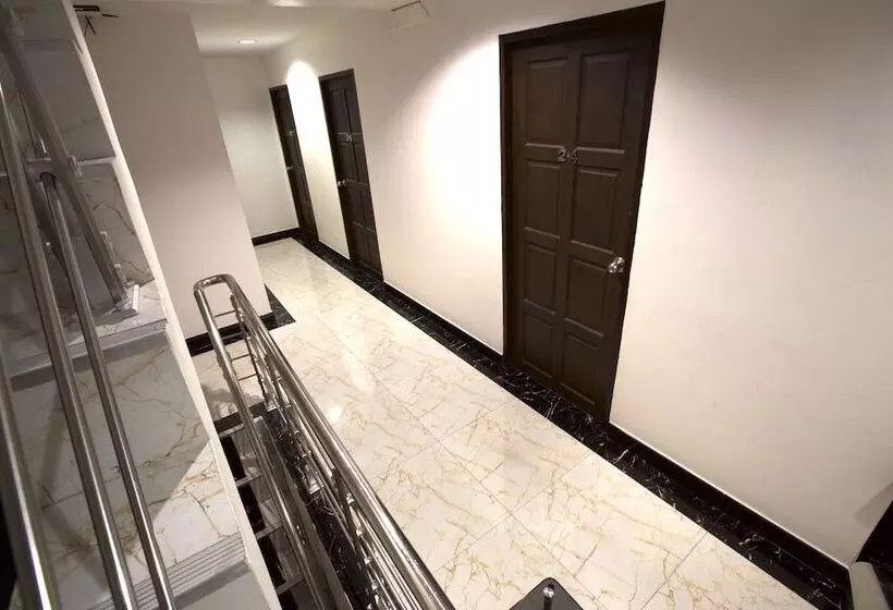 Отель Katesiree House