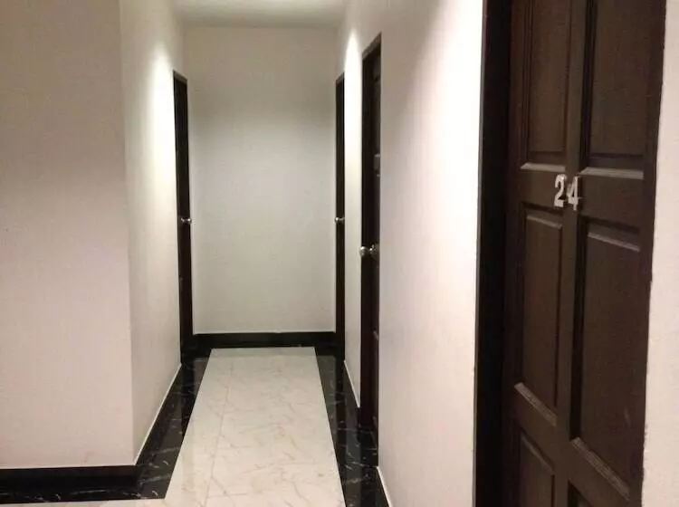 Отель Katesiree House