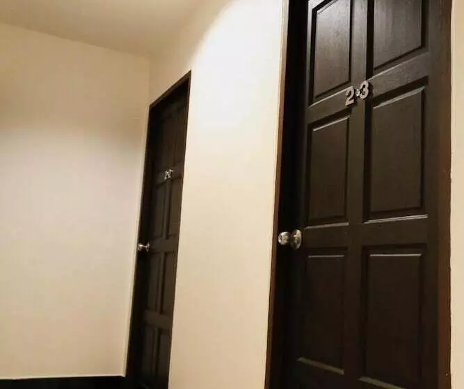 Отель Katesiree House