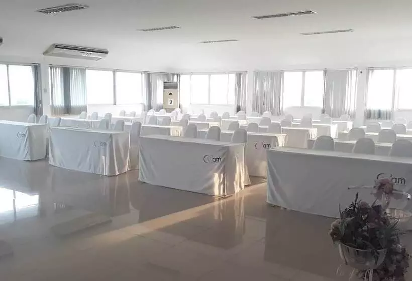 בית מלון כפרי Phet Cha Am Plaza & Resort