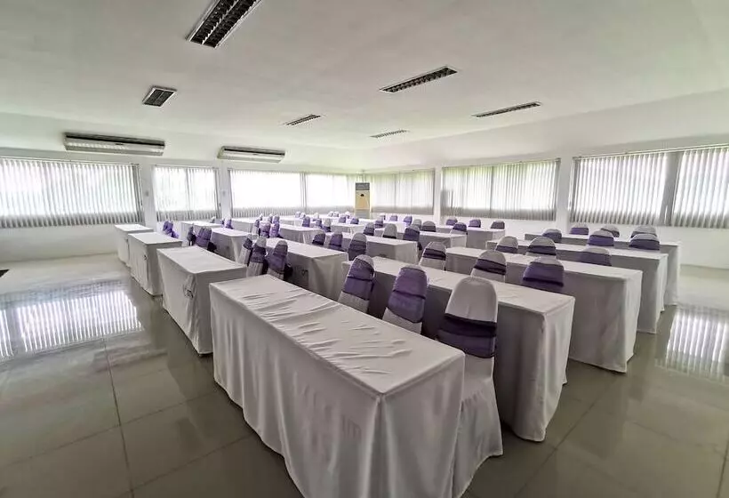 בית מלון כפרי Phet Cha Am Plaza & Resort